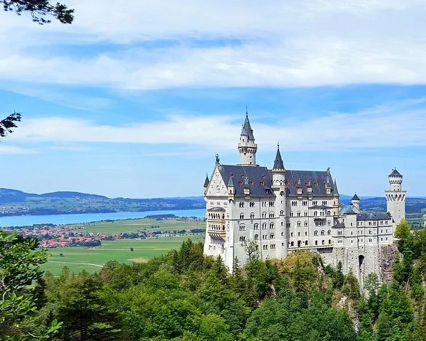 VIP Day Trip Neuschwanstein and Linderhof Castle from Munich 